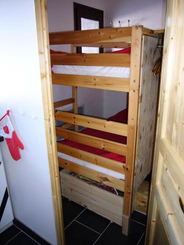 quelques lits superposés dans une chambre dans l'établissement Studio 4 pers. avec grande terrasse - Studio 4 personnes MAE-2995, à Saint-Gervais-les-Bains
