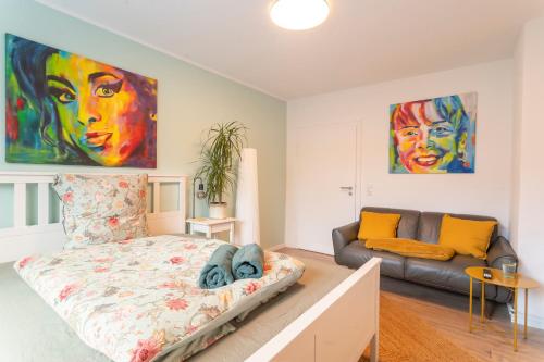 1 dormitorio con 1 cama y 1 sofá en Akram Appartement III - Ruhig, Stadtnah, en Hildesheim