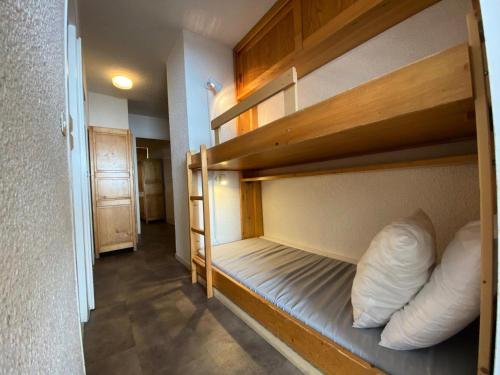une chambre avec deux lits superposés dans une pièce dans l'établissement Résidence Lac Du Lou - VAL THORENS location: Appartement de 38 m2 au 7ème étage, skis aux pieds, balcon exposé sud MAE-9021, à Val Thorens