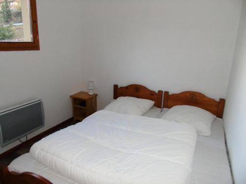 une chambre avec un lit blanc et une télévision dans l'établissement Chalet Arrondaz - 2 Pièces pour 6 Personnes MAE-8814, à Modane
