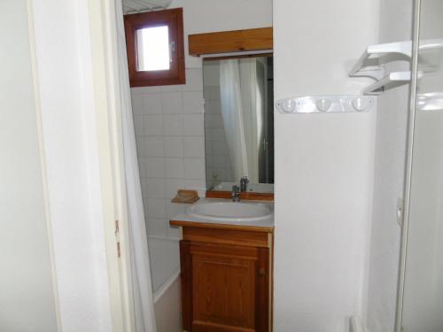 une salle de bain avec un lavabo et un miroir dans l'établissement Chalet Arrondaz - 2 Pièces pour 6 Personnes MAE-8814, à Modane