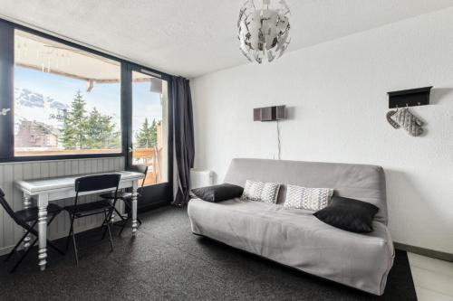 ein Wohnzimmer mit Couch und Schreibtisch in der Unterkunft Studio 4 pers. pied des pistes - maeva Home - Studio moderne 4 personnes au pied des pistes - Sélection - Super Home MAE-3345 in Morzine