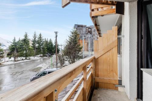 a balcony with a view of a street at Studio 4 pers. pied des pistes - Maeva Particuliers 71408 in Morzine