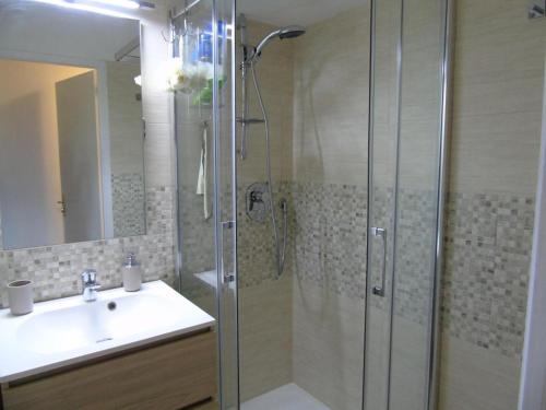 une salle de bain avec douche et lavabo dans l'établissement Résidence Cheval Blanc - 2 Pièces pour 6 Personnes MAE-8884, à Modane