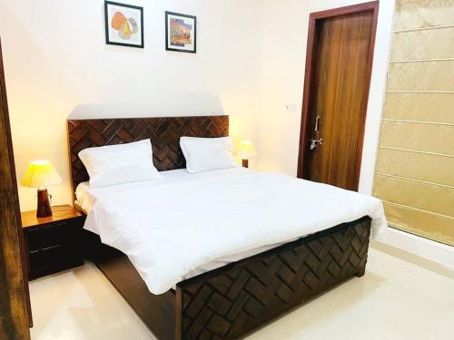 Cama o camas de una habitación en Utopiá 3BHK Entire Luxury Apartment In Noida 63