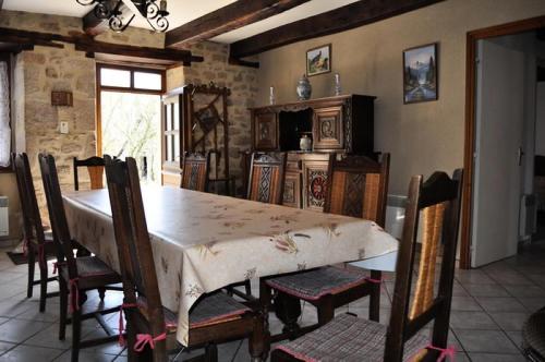 une salle à manger avec une table et des chaises dans l'établissement Gîte de France à Marcillac la Croisille 3 épis - Gîte de France 8 personnes MAE-6424, à Marcillac-la-Croisille