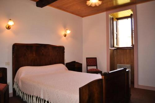 Ένα ή περισσότερα κρεβάτια σε δωμάτιο στο Gîte de France à Marcillac la Croisille 3 épis - Gîte de France 8 personnes MAE-6424