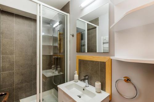 une salle de bain avec un lavabo et une douche dans l'établissement Résidence Les Néreïdes - maeva Home - 3 Pièces 7 Personnes Prestige MAE-3987, à La Plagne Tarentaise