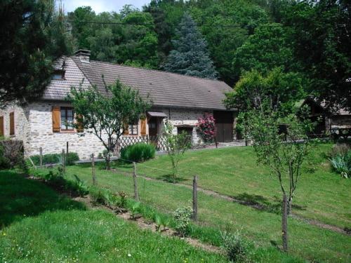 Foto dalla galleria di Gîte de France à Sainte Fortunade 2 épis - Gîte de France 5 personnes MAE-6454 a Malfage