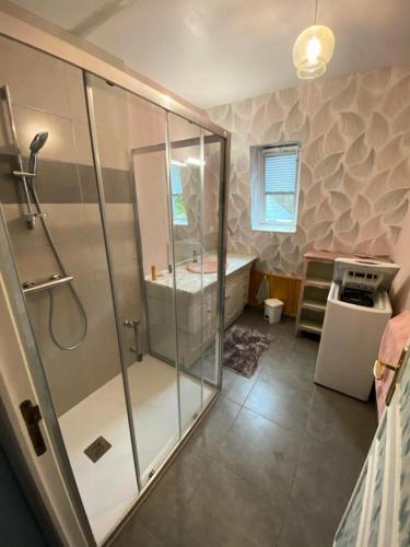 une salle de bain avec douche et lavabo dans l'établissement Gîte de France à Lissac sur Couze 3 épis - Gîte de France 4 personnes MAE-6524, à Lissac-sur-Couze