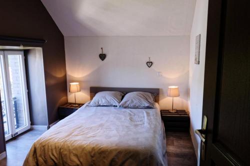 - une chambre avec un lit et deux lampes de chaque côté dans l'établissement Gîte de France Les figuiers 3 épis - Gîte de France 4 personnes 544, 
