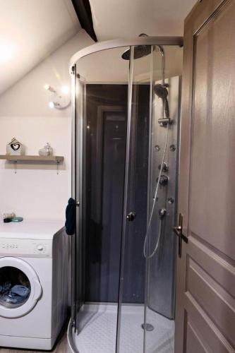 une douche dans une salle de bain avec machine à laver dans l'établissement Gîte de France Les figuiers 3 épis - Gîte de France 4 personnes MAE-6544, à Rabes