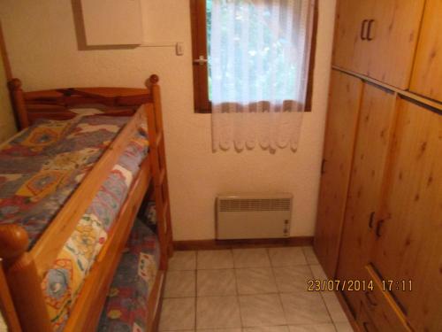 - une petite chambre avec un lit et une fenêtre dans l'établissement Appartement 4 pers. avec balcon vue montagne 70839, à Saint-Sorlin-dʼArves