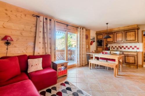 un salon avec un canapé rouge et une cuisine dans l'établissement Appartement 3 pièces 6 pers proche pistes - maeva Home - 3 Pièces 6 Personnes Sélection MAE-4880, à Arâches-la-Frasse