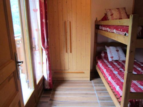 Zimmer mit 2 Etagenbetten und einem Fenster in der Unterkunft Appartement 5 pers. à l'entrée du village 70845 in Saint-Sorlin-dʼArves