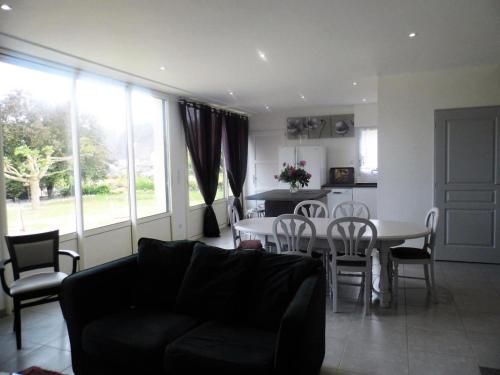 un salon avec un canapé, une table et des chaises dans l'établissement Gîte de France à Lissac sur Couze 3 épis - Gîte de France 8 personnes MAE-6554, à Lissac-sur-Couze