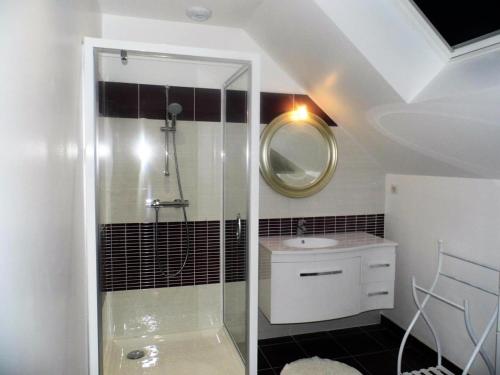 une salle de bain avec douche et lavabo dans l'établissement Gîte de France à Lissac sur Couze 3 épis - Gîte de France 8 personnes MAE-6554, à Lissac-sur-Couze