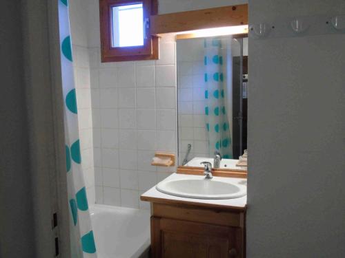 une salle de bain avec un lavabo et une baignoire dans l'établissement Chalet Arrondaz - 2 Pièces pour 6 Personnes MAE-8674, à Modane