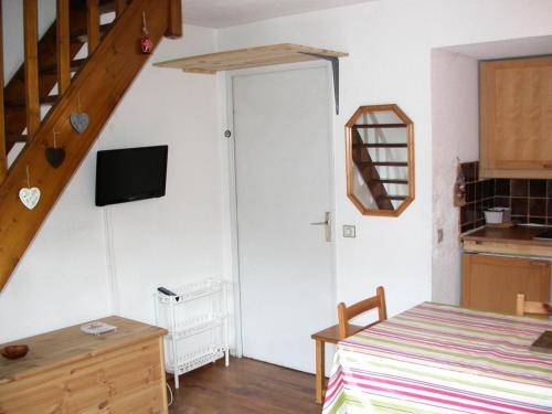 - une chambre avec une porte et une télévision murale dans l'établissement Appartement à La Plagne 1800 à 150m des pistes - Appartement 3 Pièces 7 personnes MAE-0785, à La Plagne