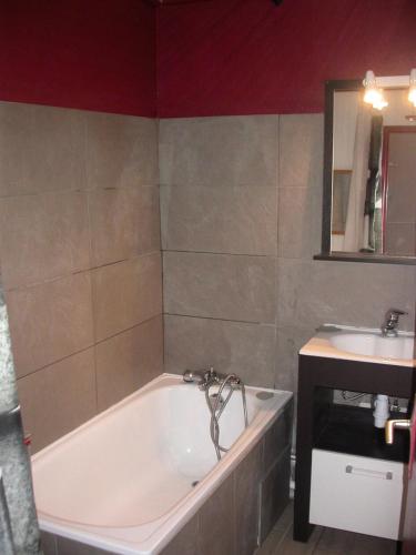 une salle de bain avec une baignoire et un lavabo dans l'établissement Appartement à La Plagne 1800 à 150m des pistes - Appartement 3 Pièces 7 personnes MAE-0785, à La Plagne