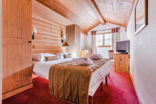 une chambre d'hôtel avec deux lits et une télévision dans l'établissement Résidence Les Arcs 1950 Le Village - maeva Home - 6 pièces 12 personnes Sélection MAE-4760, à Bourg-Saint-Maurice