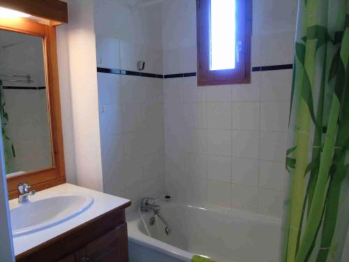une salle de bain avec un lavabo, une baignoire et un miroir dans l'établissement Chalet Arrondaz - 3 Pièces pour 8 Personnes MAE-8744, à Modane
