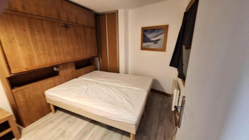 une petite chambre avec un lit dans une pièce dans l'établissement Résidence L'Ours Blanc - maeva Home - 2 Pièces 5 Personnes Sélection MAE-3006, à Huez