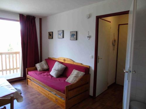 - une chambre avec un lit en bois et une couverture violette dans l'établissement Résidence Cheval Blanc - 2 Pièces pour 4 Personnes MAE-8824, à Modane