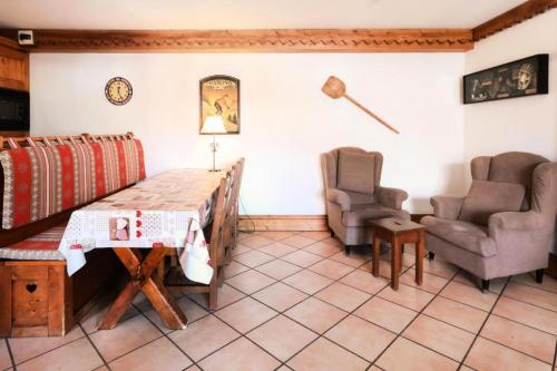 un salon avec une table et deux chaises dans l'établissement Résidence La Ginabelle - maeva Home - 4 Pièces 6 Personnes Sélection MAE-5671, à Chamonix-Mont-Blanc