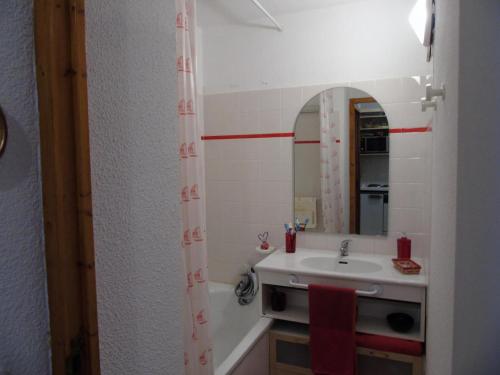 une salle de bain avec un lavabo et un miroir dans l'établissement Résidence Melezets - Studio pour 4 Personnes MAE-8974, à Modane