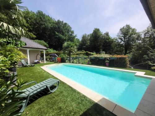 une piscine dans la cour d'une maison dans l'établissement Gîte de France Gite capucine 2 épis - Gîte de France 2 personnes MAE-6564, à Aubazines