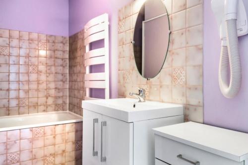 a bathroom with a white sink and a mirror at Appartement 3 pièces 8 pers. calme - maeva Home - 3 Pièces 8 Personnes Selection MAE-3806 in Font Romeu Odeillo Via