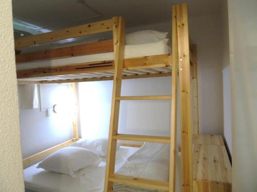 quelques lits superposés dans une chambre dans l'établissement Résidence Grande Montagne - 2 Pièces pour 4 Personnes MAE-7314, à Modane