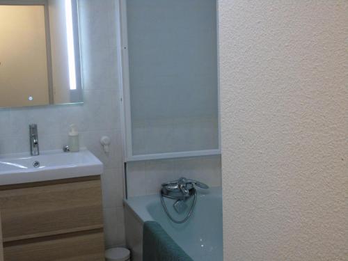 une salle de bain avec un lavabo et une baignoire dans l'établissement Résidence Grande Montagne - 2 Pièces pour 4 Personnes MAE-7314, à Modane