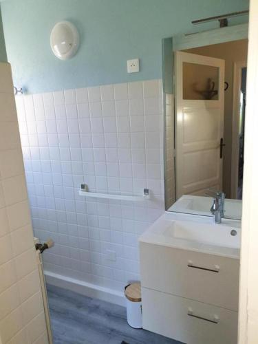une salle de bain avec un lavabo et un miroir dans l'établissement Gîte de France Chez mamie 2 épis - Gîte de France 4 personnes MAE-6584, à Lissac-sur-Couze