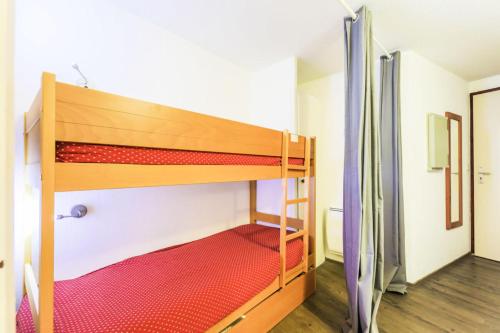 Ce dortoir comprend des lits superposés. dans l'établissement Résidence Les Mélèzes - maeva Home - 2 Pièces 6 Personnes Sélection MAE-5685, à Huez