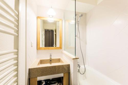 une salle de bain avec un lavabo et un miroir dans l'établissement Résidence Les Mélèzes - maeva Home - 2 Pièces 6 Personnes Sélection MAE-5685, à Huez