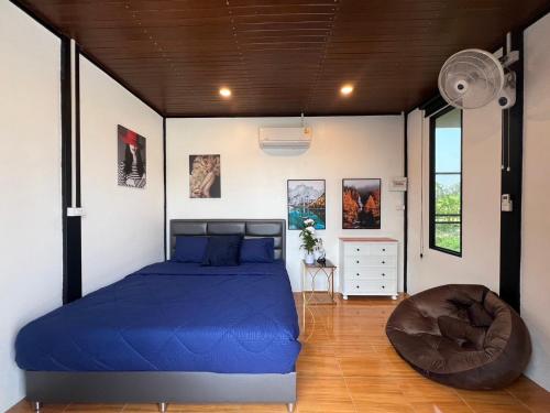 U Thong的住宿－โค้งโดนัท พรีเมียม พูลวิลล่า，一间卧室,卧室内配有一张蓝色大床