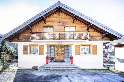 Cette maison en bois dispose d'un balcon. dans l'établissement Chalet à La Chapelle d'Abondance proche pistes - 10 Pièces 20 personnes MAE-8779, à La Chapelle-dʼAbondance