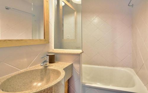 une salle de bain avec un lavabo et une baignoire dans l'établissement Résidence Les Mélèzes - maeva Home - Appartement skis aux pieds vue montagne 2 pièces 4 personnes - Sélection MAE-9791, à Huez