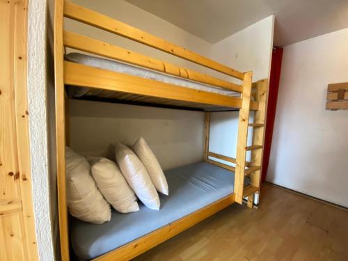 quelques lits superposés dans une chambre dans l'établissement Résidence Neves - VAL THORENS location: studio pour 4 personnes dans un quartier jeune et animé LES NEVES MAE-9062, à Val Thorens