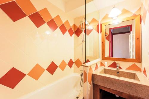 une salle de bain avec une baignoire, un lavabo et un miroir dans l'établissement Résidence Les Mélèzes - maeva Home - Studio 5 personnes - Sélection MAE-1344, à Huez