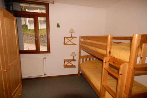 une chambre avec deux lits superposés et une fenêtre dans l'établissement Résidence NEIGE ET SOLEIL - 3 Pièces pour 6 Personnes MAE-8904, à Gourette