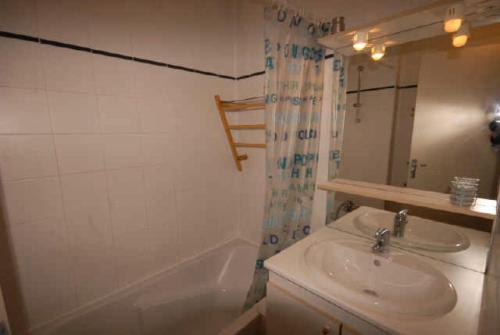 une salle de bain avec un lavabo et une baignoire dans l'établissement Résidence NEIGE ET SOLEIL - 3 Pièces pour 6 Personnes MAE-8904, à Gourette