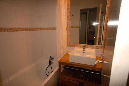 une salle de bain avec un lavabo, une baignoire et un miroir dans l'établissement Résidence MARMOTTES - Studio pour 4 Personnes MAE-8924, à Gourette