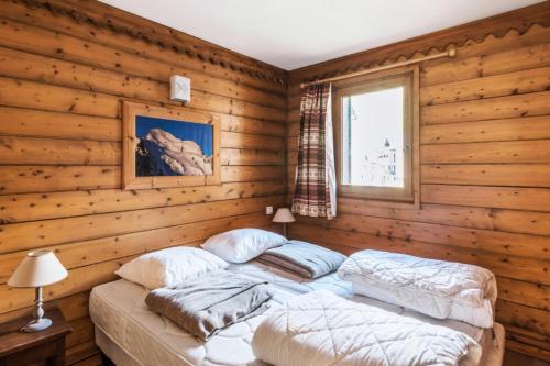 - une chambre avec 2 lits jumeaux dans une cabane en rondins dans l'établissement Résidence La Ginabelle - maeva Home - 4 Pièces 6 Personnes - Prestige MAE-1506, à Chamonix-Mont-Blanc