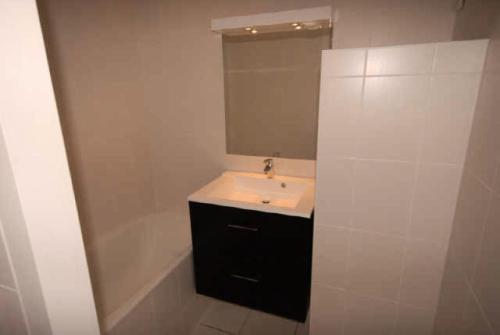 une salle de bain avec un lavabo et un miroir dans l'établissement Résidence EURONEIGE - Studio pour 6 Personnes MAE-8974, à Gourette