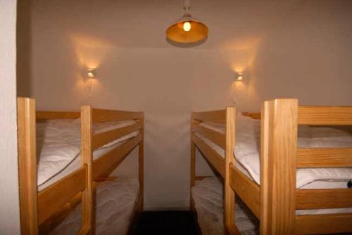 une chambre avec deux lits superposés dans une pièce dans l'établissement Résidence EURONEIGE - Studio pour 6 Personnes MAE-8974, à Gourette