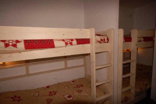 deux lits superposés dans une petite pièce avec dans l'établissement Résidence SANCTUS - Studio pour 6 Personnes MAE-9044, à Gourette