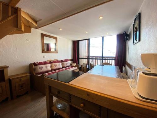 un salon avec un canapé et une table dans l'établissement Résidence Silveralp - Val Thorens location: Duplex rénové en dernier étage, proche garderie et école de ski MAE-9064, à Val Thorens